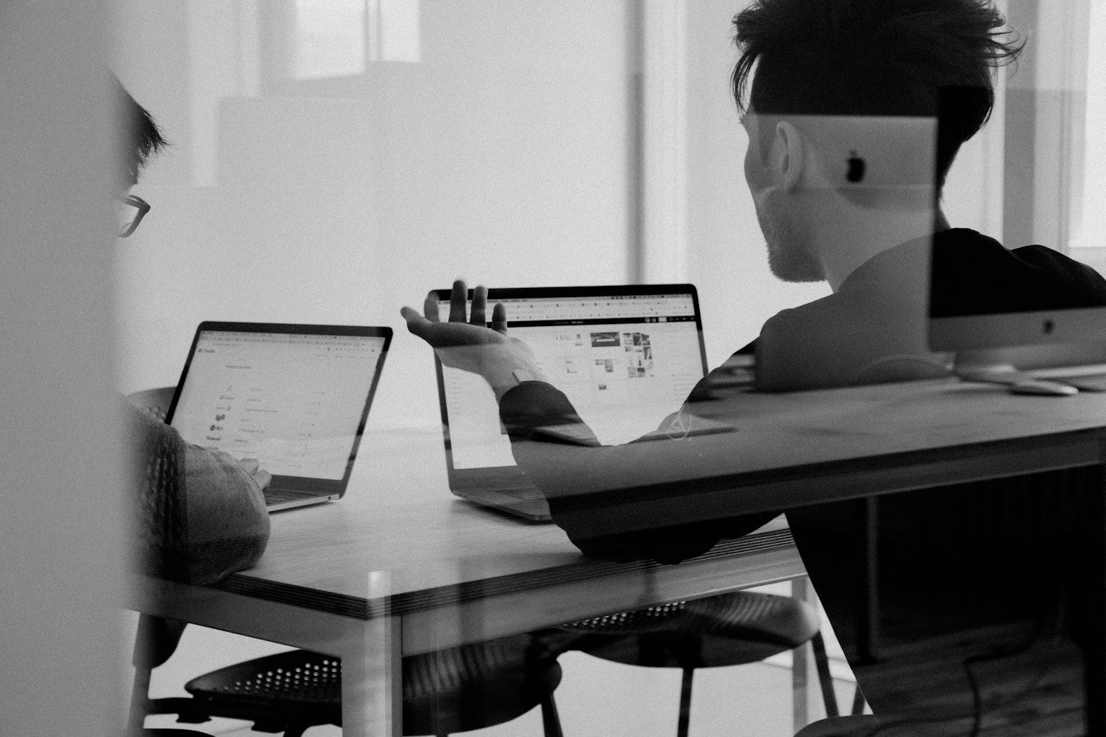 Comparison of AI meeting notetakers as alternatives to Otter.ai — team collaboration in a video call